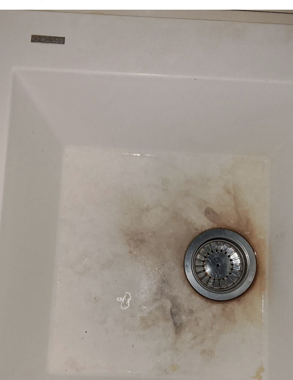 buongiorno, qualcuno che ha questo lavandino e che può aiutarmi? premessa: non è mio, abbiamo già provato con candeggina assoluta e nulla, né gettata così, e ne con un panno in ammollo e non abbiamo usato acqua bollente. penso sia fragranite bianco, la marca è Plados. Q 16