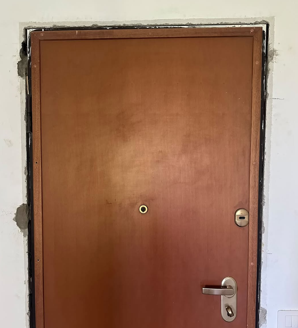 Buongiorno ho appena istallato questa porta usata, ho provato a pulirla con acqua, prodotto per legno ma resta comunque così, con aloni. Cosa consigliate? Grazie