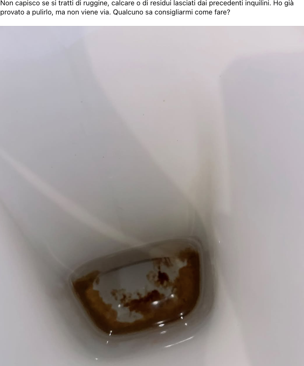 Scusate per l'immagine, ma sono appena entrata in una casa in affitto e il water è in queste condizioni. Non so davvero come riuscire a pulirlo. Non capisco se si tratti di ruggine, calcare o di residui lasciati dai precedenti inquilini. Ho già provato a pulirlo, ma non viene via. Qualcuno sa consigliarmi come fare?