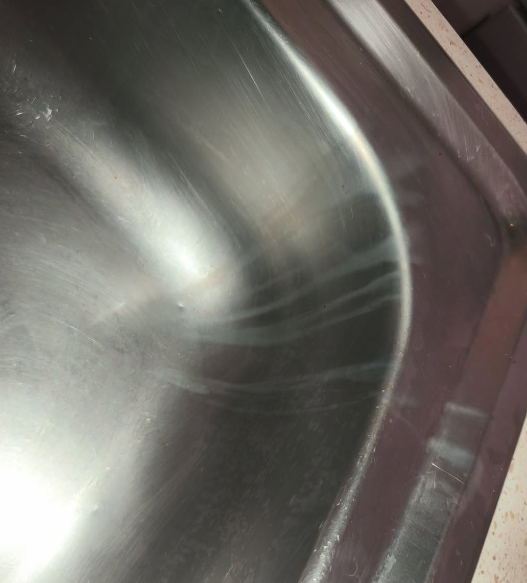 Buon pomeriggio, volevo chiedervi... Ho appena affittato questa casa e purtroppo ho trovato il lavandino in questo stato, c'è un modo per recuperarlo ? È combinato in più punti così