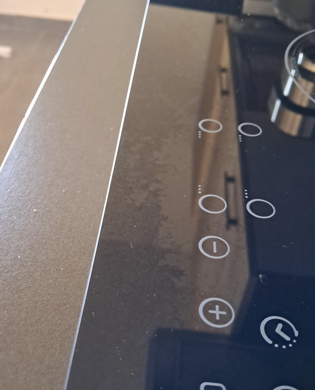 Buongiorno a tutti, pulendo il mio piano ad induzione ho notato queste macchie, non si tolgono con niente, secondo voi a cosa sono dovute? Cosa devo fare? Grazie in anticipo a tutti! 1 2