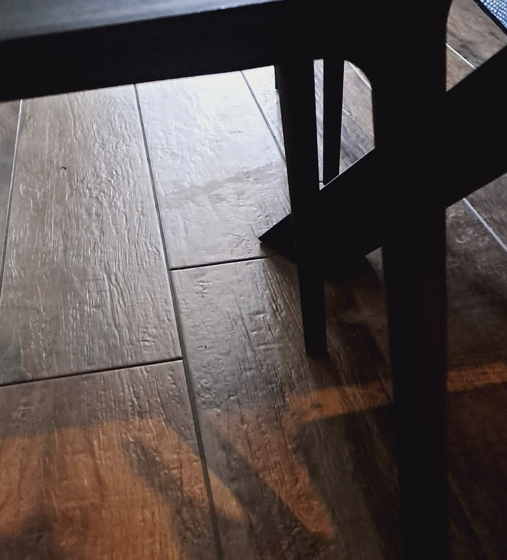 Buongiorno gruppo ,ho un pavimento gres porcellanato effetto legno opaco ,la pecca sono gli aloni di certi vomitini dei gatti, chi come me e cosa usate ? Grazie