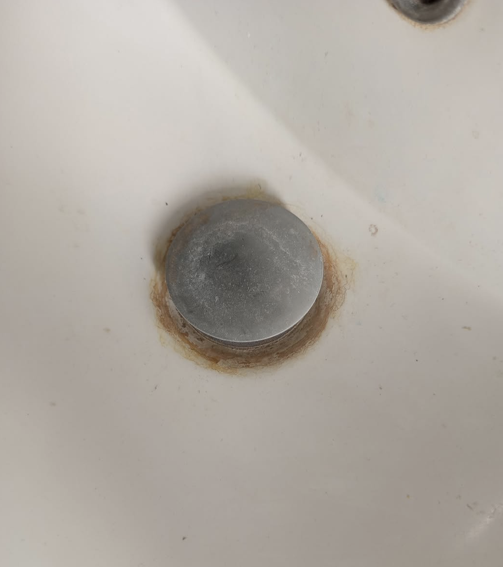 Buonasera, ecco come mi hanno lasciato una famiglia in affitto nel mio appartamento, il lavandino in resina in bagno, l'incrostazione è dura come il cemento. Come posso rimuoverla. Grazie 1 44Q144 ~ 2