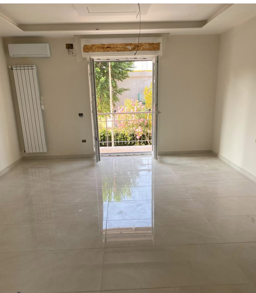 Buondì, tra un mese entrerò in casa dove abbiamo posato un gres porcellanato lucido. Faremo anche pulizia fine cantiere. Ho già una tineco S5 alla quale dovrò sostituire i rulli, e pensavo in realtà di cambiarla. Quale mi consigliate? Mi converrebbe prenderne una a vapore o una normale? Vi allego foto del pavimento. Grazie mille B 11